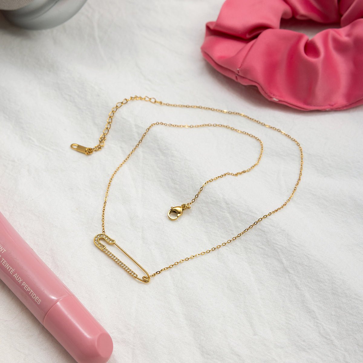 Safety Chic Necklace – Goldene Sicherheitsnadel - Kette - PULXERA