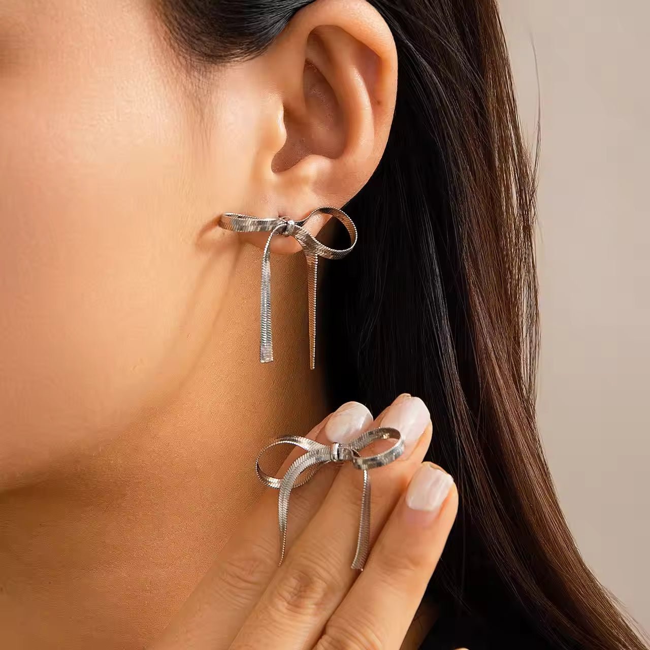 Silver Bow Heart – Elegante Schleifen - Ohrringe mit Herzanhänger - PULXERA