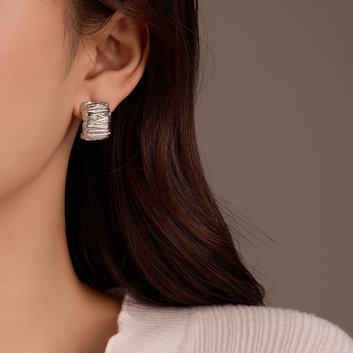 Silver Wrapped Hoops – Strukturierte silberne Creolen - PULXERA