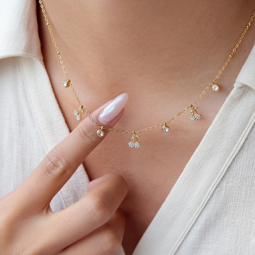 Sparkling Cherry Necklace – Goldene Kette mit funkelnden Kirsch - Charms - PULXERA