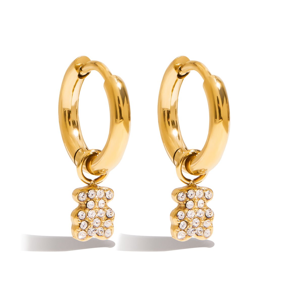 Teddy Crystal Hoop Earrings – Vergoldete Creolen mit funkelndem Bärenanhänger - PULXERA