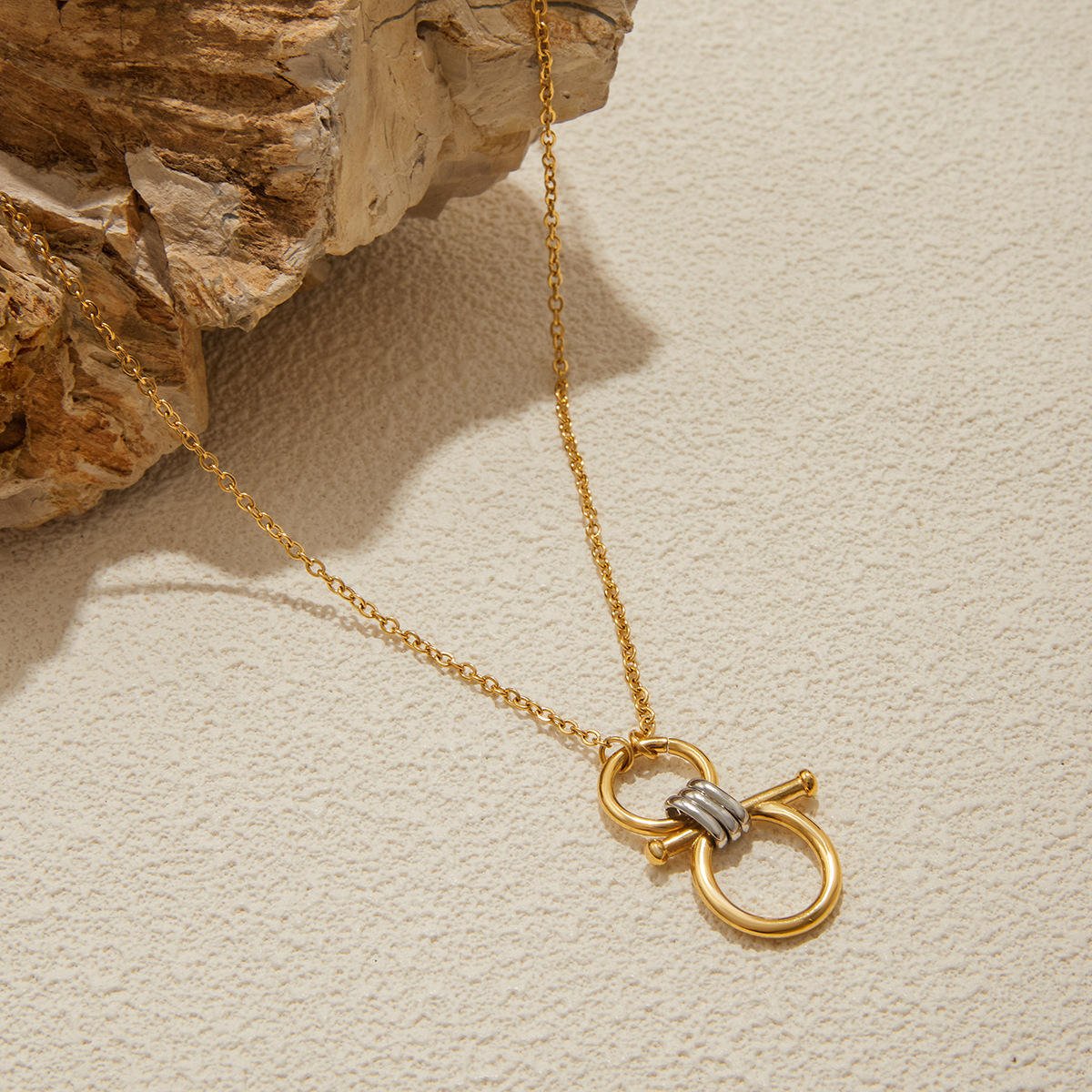 Toggle Elegance Necklace – Minimalistische Halskette mit Luxus - Verschlussdesign - PULXERA