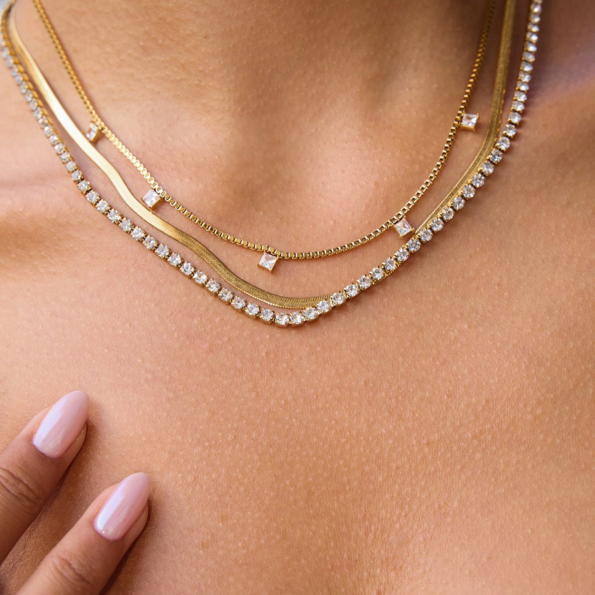 Triple Elegance Choker – Goldener 3 - Reihen - Choker mit Strass & Snake Chain - PULXERA
