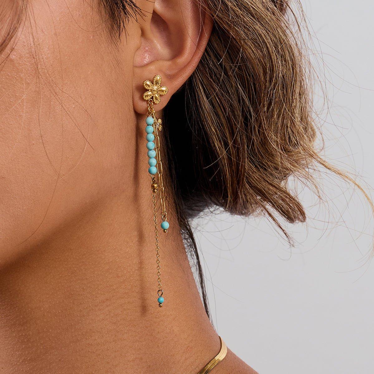 Turquoise Flower Chain Earrings – Elegante Tropfenohrringe mit Türkis - Perlen & Blumen - Detail - PULXERA