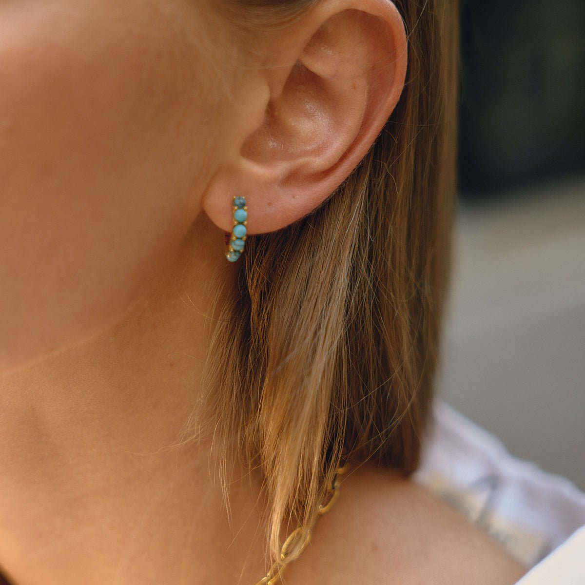 Turquoise Stone Hoops – Goldene Creolen mit echten Türkis - Akzenten - PULXERA