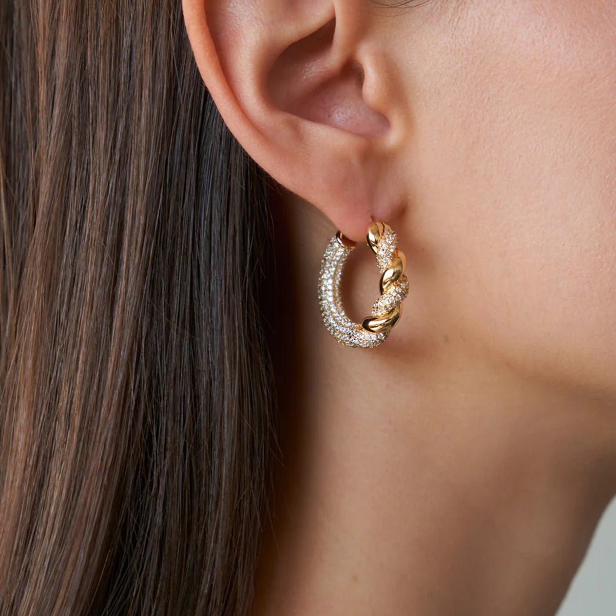 Twisted Crystal Hoop Earrings – Vergoldete Creolen mit gedrehtem Zirkonia - Design - PULXERA