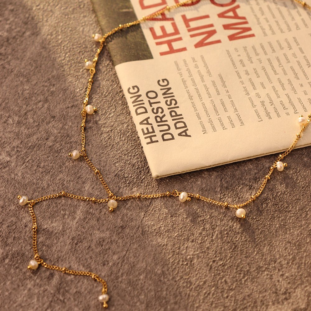 Y - Kette „Pearl Drop“ – Vergoldete Eleganz mit feinen Perlen - PULXERA